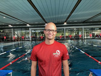 Hier sehen Sie den Trainer Andreas Kraus am Beckenrand