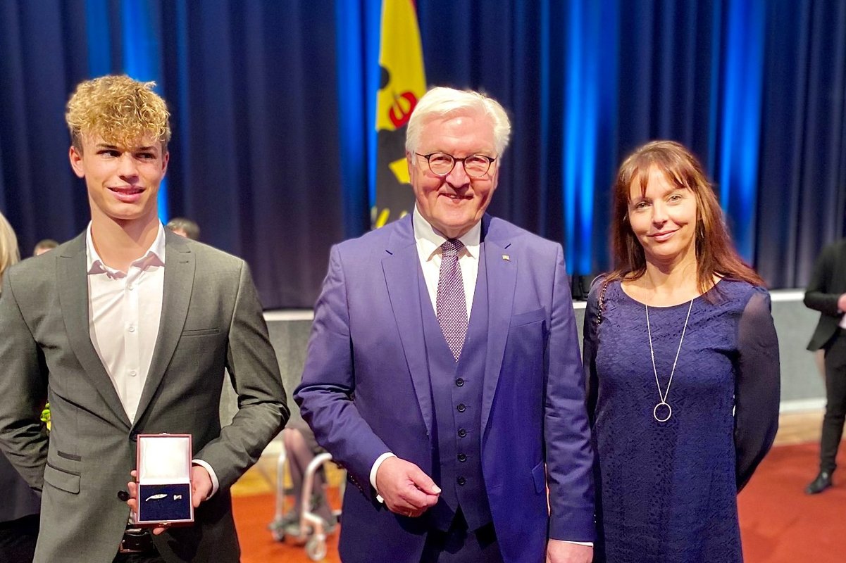 Bundespräsident ehrt Clubschwimmer Taliso Engel